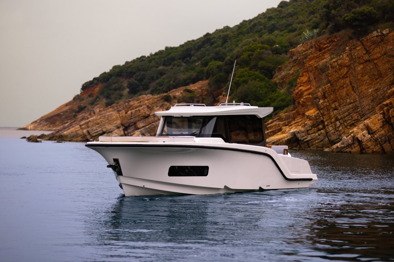 Cannes Premiere for AIATA’s WAYFINDER 38 in Cabin and Suntop Versions